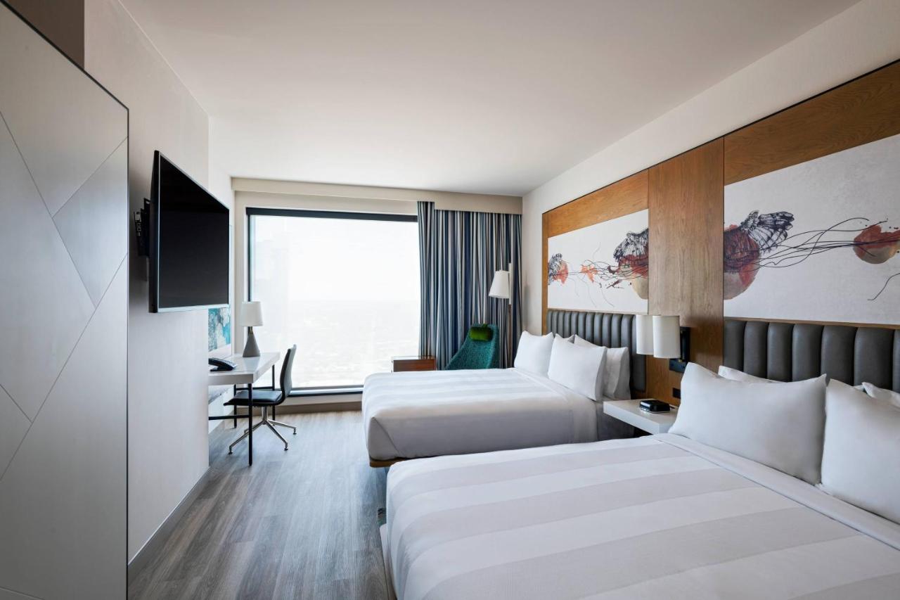 Queen Room with City View - Mobility Accessible with Tub